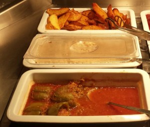 Ausschnitt des Buffet unter anderem gefüllte Paprika und Potato Wedges - yamm! - Wien