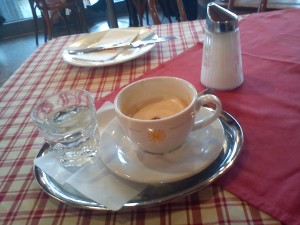 Cappuccino mi Gedeck - Naglreiter Erlebnisrestaurant - Neusiedl