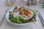 Salat vom Buffet (hier: Blattsalate, Pistazien, Dressing mit Dill, Karotten)