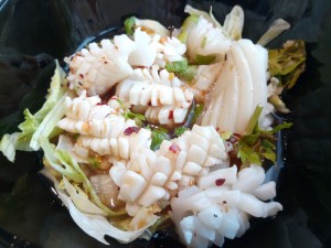 Tintenfisch Salat mit Koriander, Chiliflocken und Zitrone (eher sauer als scharf, aber gut)