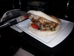 Sandwich €4,50
mit Hühnerfleisch, gebratenen Melanzani und Hummus (?)