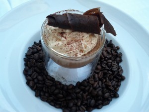 Moccaparfait - Eisparfait im Glas serviert mit Eierlikörschaum und Moccahippe (€7,50)