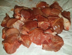 Schweineschulter geschnitten