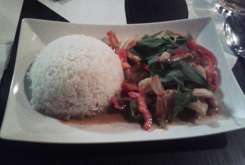 Phanaeng Gung (rotes Kokos-Curry mit Shrimps, Gemüse) - Café Mitte - Graz