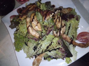 Gemischter Salat mit gegrillten Hühnerstreifen