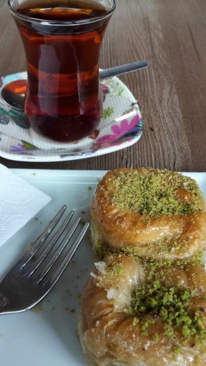 Bülbül Yuvasi (gehört zur Baklava Familie) und Türkischer Tee