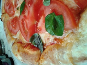 San Marino - Pizza Caprese (EUR 9,00 - Mozzarella, frische Tomaten &amp; Basilikum)
