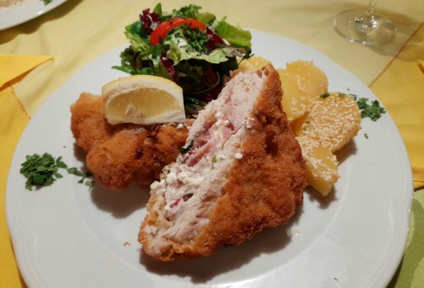 Bärlauchschnitzel mit Frischkäsefüllung Sesamerdäpfel und kleinem Salat 18,30 - Gasthaus Schöbinger - Hainfeld