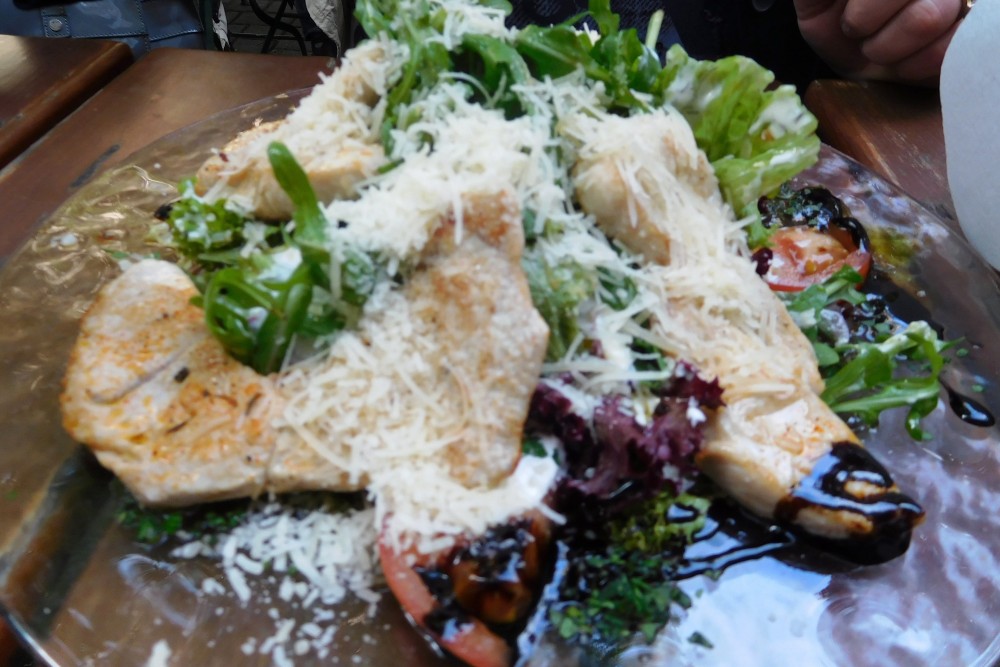 "Salat Cäsar“ (Gebratene Putenfiletstreifen auf Blattsalaten mit ... - Eschenlaube - Graz