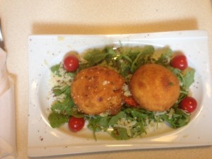 Gebackene Tomaten-Mozzarella-Knödel auf Rucola mit gehobeltem Parmesan - Gasthof Gruber - Gunskirchen
