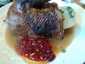 Ein Viertel Gans'l mit Erdäpfelknödel und Rotkraut - Café Restaurant Pan - Wien