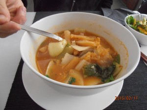 Reiskuchesuppe mit Kimchi