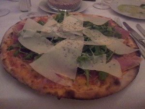 Pizza San Daniele el fumicato erughetta um 9,50 Euro. - Oliva Verde - Wien