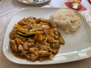 Hühnerfleisch Szechuan mit Reis