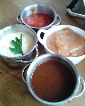 Flatschers - Hot Chilisauce (oben) - Smokey BBQ-Sauce (re) - Rotweinsauce (unten) - Sauce ...
