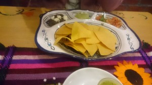 Totopas colorines (Maistortilla Chips mit 3 Saucen: gebr.Bohnenpüree, ... - Doña Irma - Wien