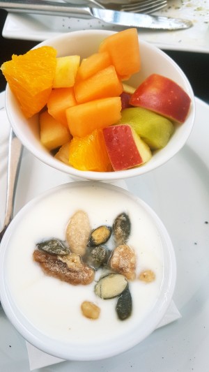 Fruchtsalat und Yoghurt mit Nüssen, gehört zum Burggarten-Frühstück dazu