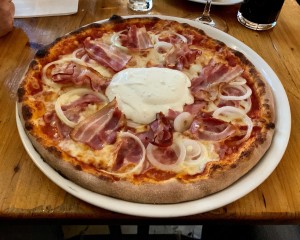 Pizza Giuliano (Speck, Zwiebel und Rahmdressing), gute Pizza, etwas gewöhnungsbedürftig