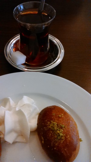Türkischer Tee mit Sekerpare
