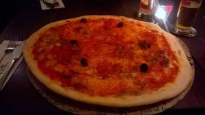 Pizza Rustica (frische Paradeiser, Oliven, Zwiebel und Mozzarella) riesig ... - L'Osteria Wien - Wien