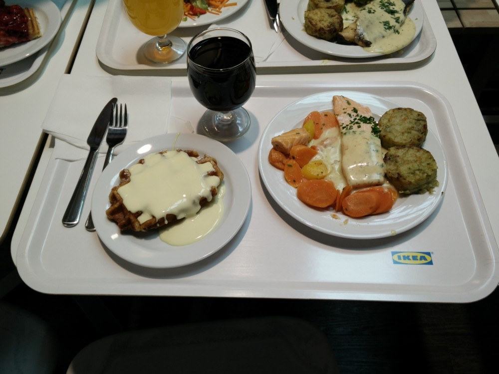 Lachs mit Gemüse und Broccoligratin und Waffel mit Vanillesauce - IKEA Restaurant Vösendorf - Vösendorf