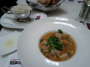gelbes Thai Hühner Curry mit frischem Gemüse, Duftreis und Koriander