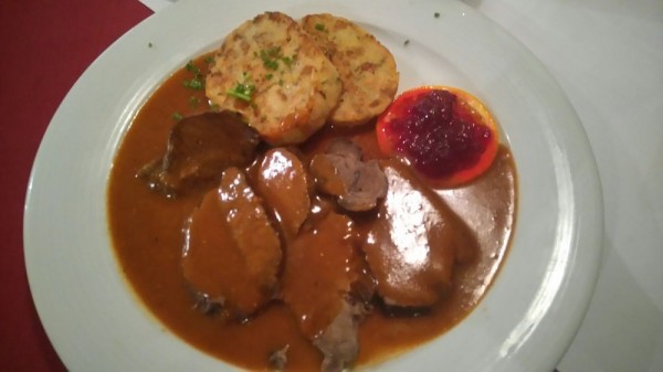 Rindswangerl mit Wurzelrahmsauce, Serviettenknödel und Preiselbeeren - Gaststätte Pistauer - Wien