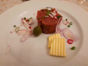 "Beefsteak Tartar" mit Butter, Kaper und Schalotten + 2022er Pinot Blanc - Hawlik´s Schlemmereck - Bad Vöslau