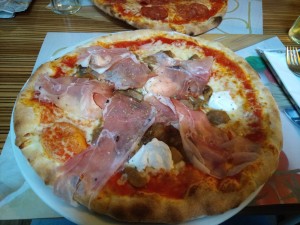 Pizza Celentano (Tomate, Mozzarella, Steinpilze, Büffelmozzarella, Speck)