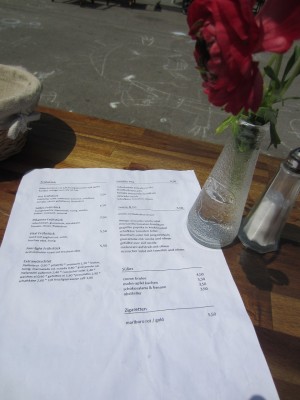 in der Karte findet man Frühstück und kleine Gerichte - nelke - café am markt - Wien