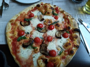 Pizza La Parmigiana (Tomatensauce, Büffelmozzarella, Melanzane, Cherrytomaten, Basilikum)