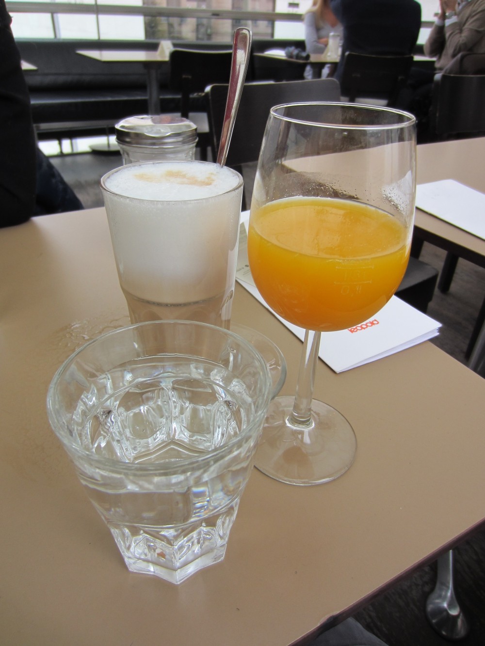 damit der Körper genügend Flüssigkeit bekommt - Cafe Leopold - Wien