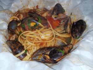 Linguine al Cartoccio - Meeresfrüchte, Tomatensauce und Rosmarin - PINO - Ristorante Pizzeria - Mödling