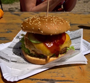 Spezial Bacon Cheeseburger. Ich habe zwar kaum Ahnung von Burgern, aber der ... - Donaublick Imbiss - Korneuburg