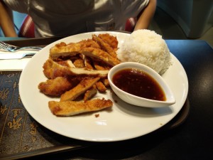 knuspriges Hühnerfleisch mit Reis