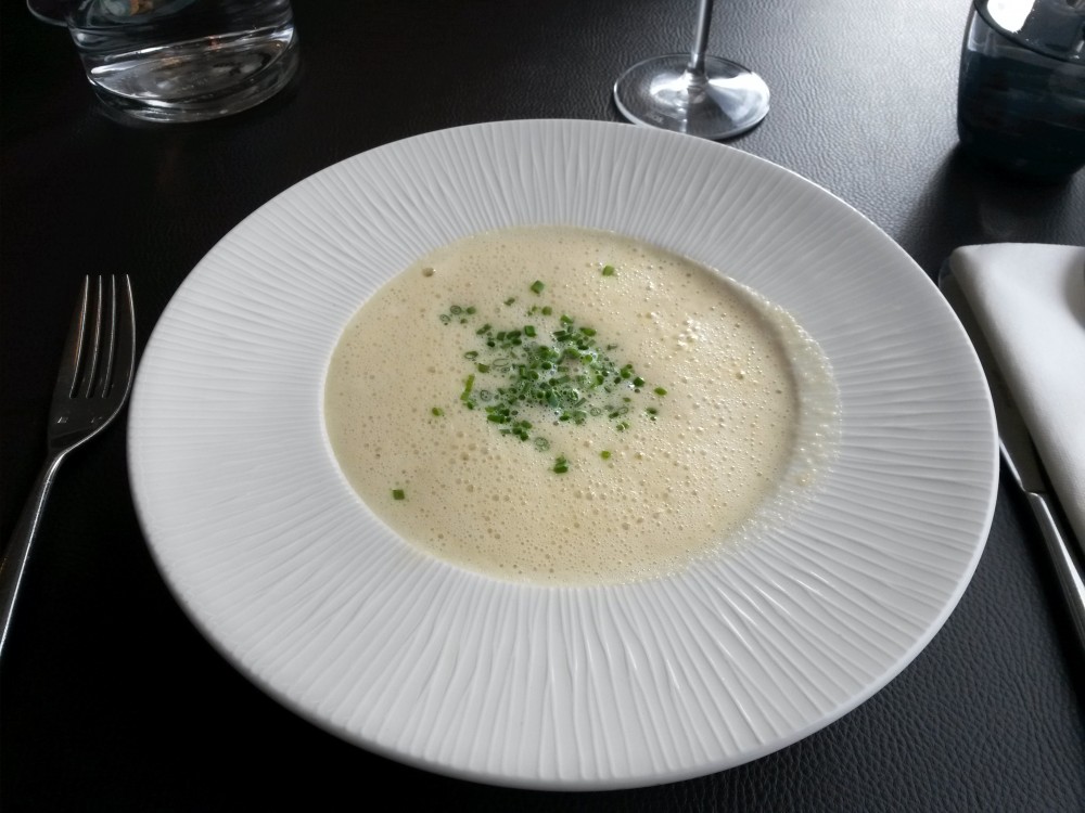 Weissweinschaumsuppe mit Edelkrebsravioli und confiertem Lauch - Schlossbergrestaurant - Graz