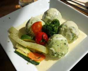 Spinatknödel mit Käsesauce und Gemüse - Gasthaus Taverne Pöll - Kirchham