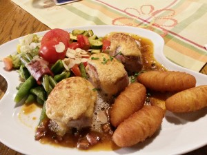 Schweinsmedaillons mit Dijon Senfbutter überbacken, dazu Pfeffersauce, Marktgemüse und ...