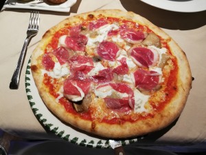 Pizza mit Ganlspeck, Steinpilzen, Mozzarella