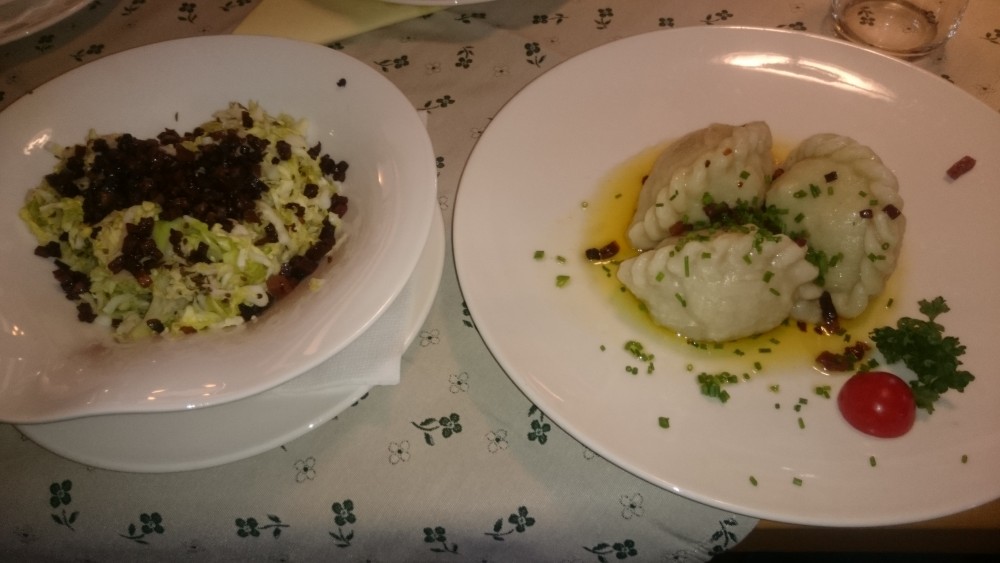 Handgekrendelte Fleischnudel mit warmem Speckkrautsalat - Dorfwirt Schönleitn - Oberaichwald / Latschach