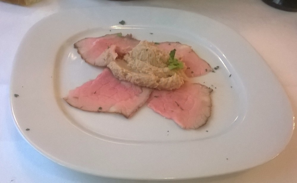 Gedeck Vitello Tonnato. Die Thunfischsauce ein Gedicht..... - Osteria Dal Toscano - Wien