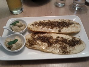 MANAkish (€ 7,20):
Mit Olivenöl und Zaatar (Thymian/Sesam Gewürz)
Serviert mit Hummus