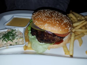 Wagyu Beef Burger mit Pommes (anstatt Onion Rings), Cheese Sauce und Coleslaw