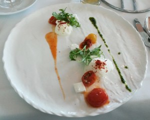 Tomate und Ziegenjoghurt (Mousse, Kaltschale und Kompott mit gestocktem Ziegenjoghurt und Melone)