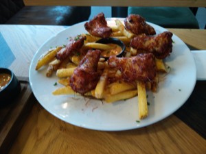 Chicken-Wings mit Country-Style Pommes und Dip