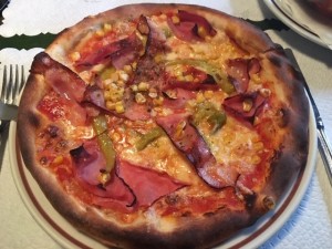 Pizza provinciale, gut, tadellos belegt, für meinen Geschmack zu dick