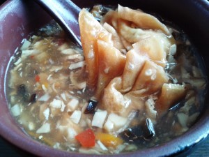 EBI - Vom Buffet-Pikant Saure Suppe mit Wan-Tan