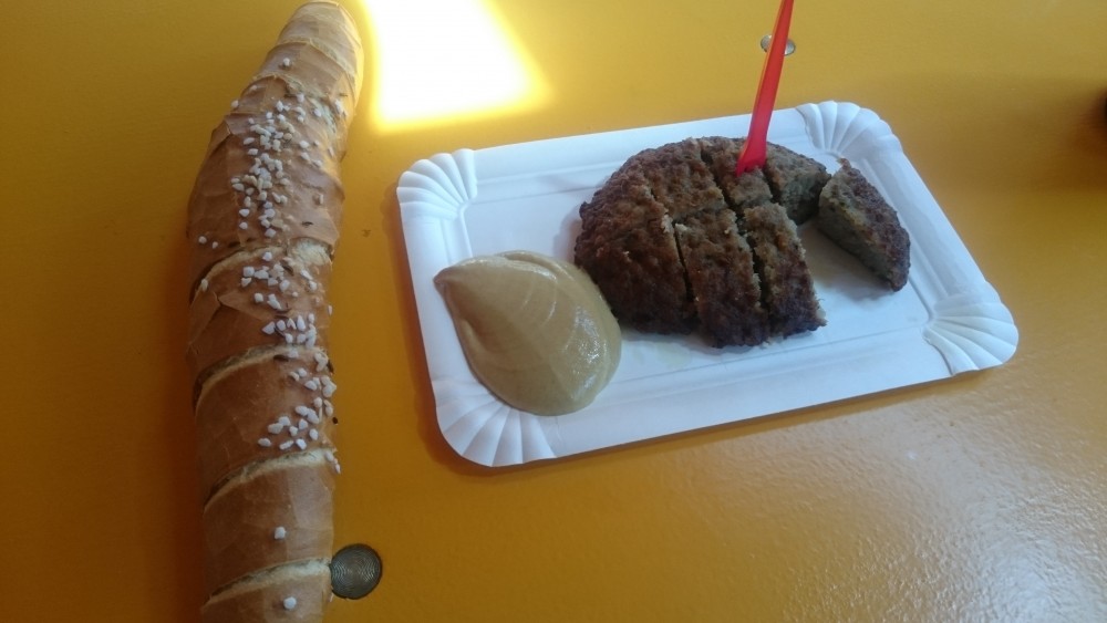 Fleischlaibchen mit scharfem Senf + Salzstangerl - Big Mama - Wien