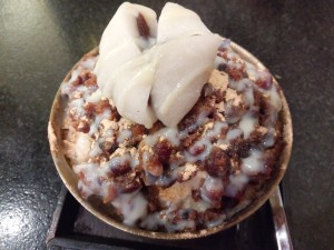 Bingsoo Classic - crushed Eis mit Bohnen, Mochi und Kondemsmilch. Sehr empfehlenswert!
