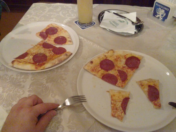 1x kleine Pizza auf 2 Teller bitte! - Pizzeria Restaurant Europa - Eibiswald